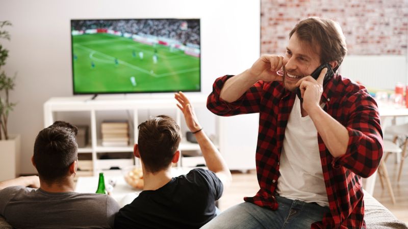 supporter qui téléphone pendant un match
