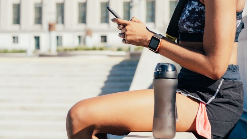 sportive en phase de récupération avec sa gourde d'eau